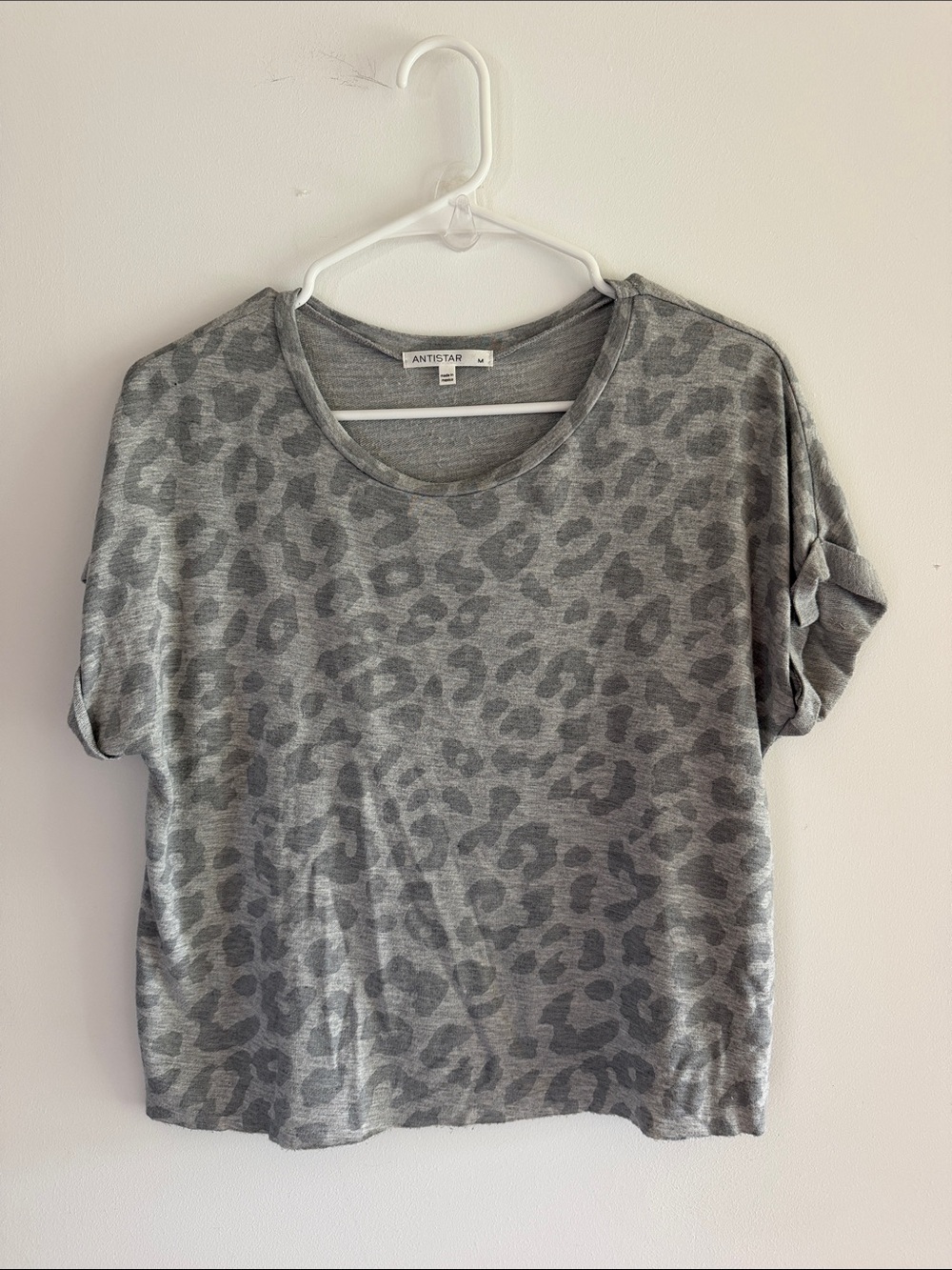 Women’s Short Sleeve Tee Gray Leopard Print